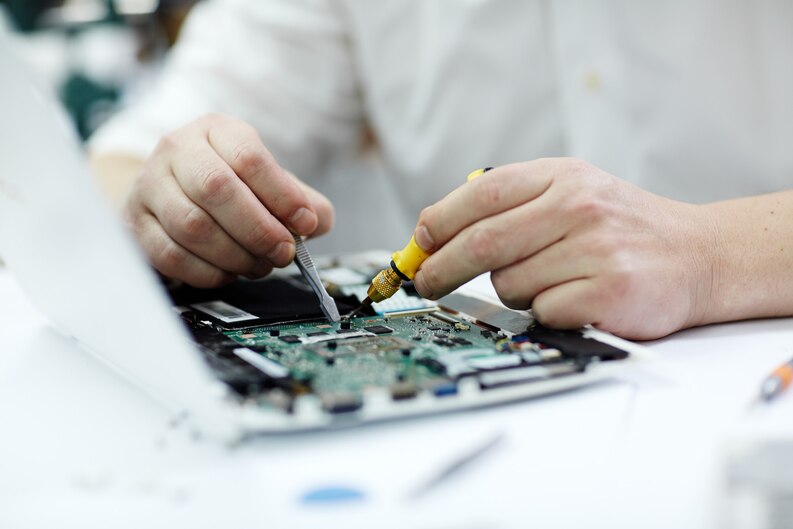 [fpdl.in]_male-hands-repairing-laptop_1098-14334_medium