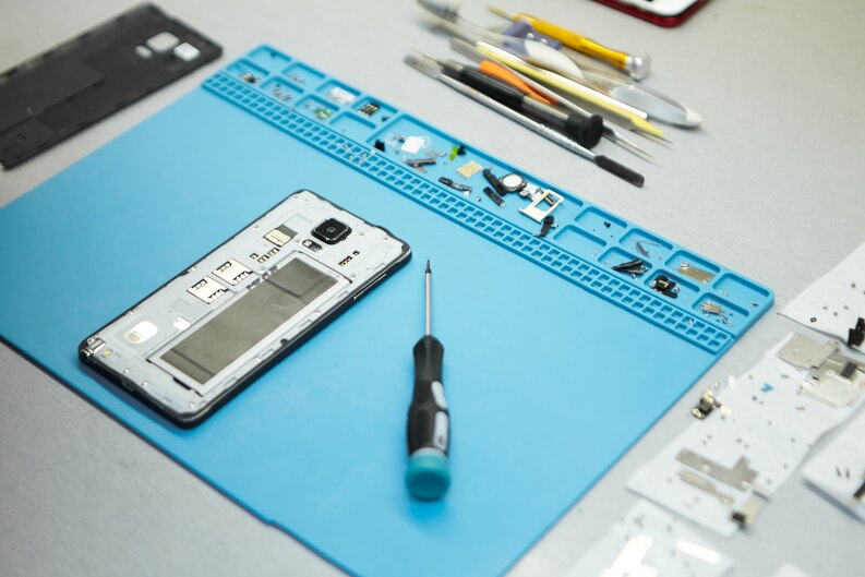 [fpdl.in]_repairman-s-workplace-with-cell-phone-special-tools-desk_343059-481_medium