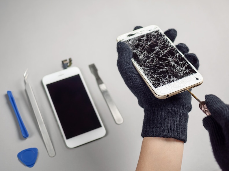 [fpdl.in]_technician-repairing-broken-smartphone-desk_77206-102_medium