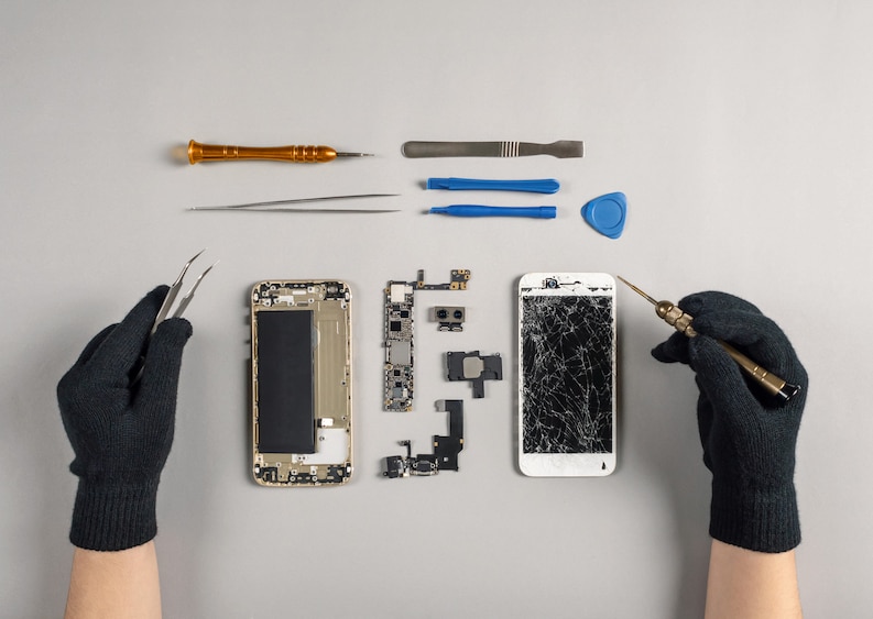 [fpdl.in]_technician-repairing-broken-smartphone-desk_77206-81_medium